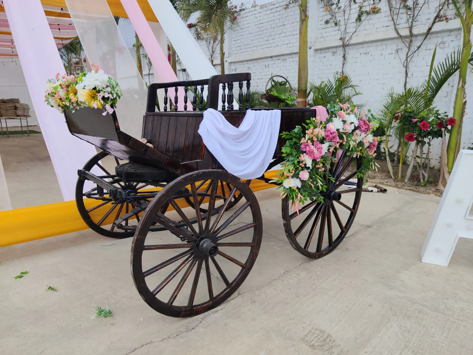El carruaje de La Ponderosa, decorado con flores para una celebración
